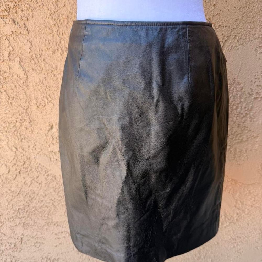Vintage Black leather mini skirt with zipper closure